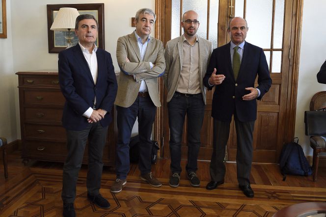 El ministro de Economía en funciones, Luis de Guindos (d); el portavoz de Economía del Grupo parlamentario socialista, Pedro Saura (i), y los responsable de Economía de Podemos, Nacho Álvarez (2d), y de Ciudadanos, Luis Garicano (3i), antes de su participación en una mesa redonda en el Curso de la UIMP y la APIE "Qué hemos aprendido de la crisis" , esta mañana en Santander EFEPedro Puente Hoyos
