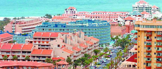 Viviendas en una playa de Tenerife.