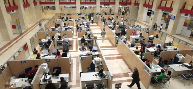 Empleados públicos trabajando en una delegación de la Agencia Tributaria.