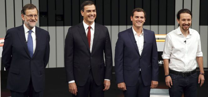 De izquierda a derecha, el presidente del Gobierno en funciones y del PP, Mariano Rajoy, el líder del PSOE, Pedro Sánchez, el presidente de Ciudadanos, Albert Rivera, y el secretario general de Podemos, Pablo Iglesias, antes de iniciar el debate.