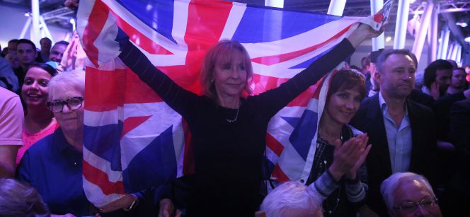 Partidaria del 'brexit' con la bandera de Reino Unido.
