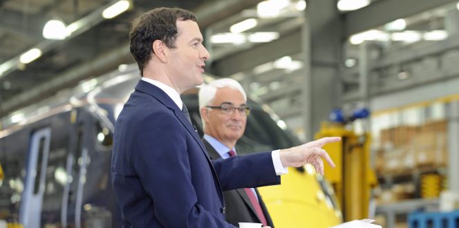 El ministro británico de Economía, George Osborne, y el exministro laborista Alistair Darling.