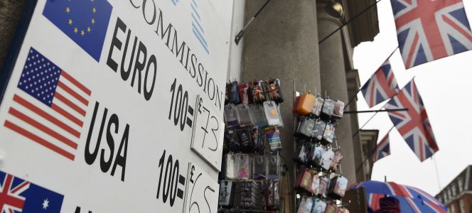 Un panel con la cotización de varias divisas, en una casa de cambio de moneda de Londres