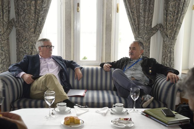 Los secretarios generales de CCOO y UGT, Ignacio Fernández Toxo (izquierda) y José María Álvarez, antes de su participación en el Curso de la UIMP y la APIE "Qué hemos aprendido de la crisis", esta mañana en Santander.