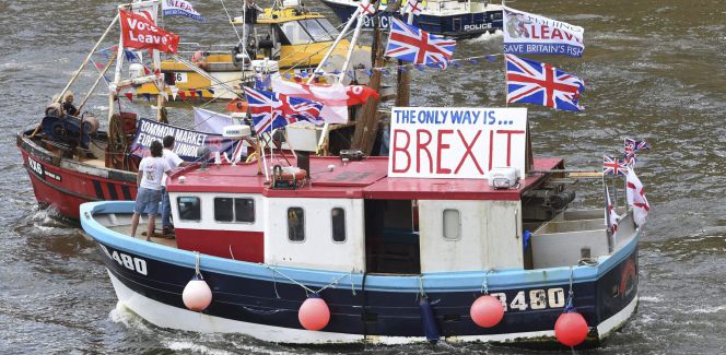 Una flotilla de barcos de pesca, organizada por el líder de UKIP, Nigel Farage, navega por el Támesis, en Londres (Reino Unido). Farage continúa con la campaña a favor de la salida del país de la Unión Europea. EFE