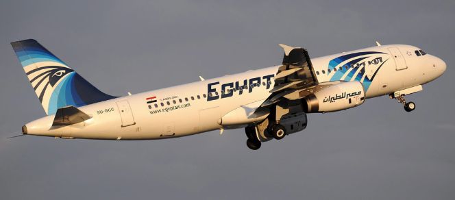 Fotografía de archivo fechada el 21 de abril de 2012 que muestra al Airbus A320 de la compañía Egyptair registrado con la matrícula SU-GCC en el aeropuerto de Estambul en Turquía. Los equipos de búsqueda del avión de Egyptair siniestrado en el Mediterráneo el pasado 19 de mayo hallaron hoy la caja negra de la cabina, informó el Ministerio egipcio de Aviación Civil en un comunicado. EFEKivanc Ucan SÓLO USO EDITORIALPROHIBIDA SU VENTA
