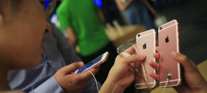 Una cliente observa un iPhone 6 en una tienda Apple en Pekín, China hoy, 17 de junio de 2016. Las autoridades chinas han ordenado al gigante tecnológico dejar de vender dos de sus últimos modelos de iPhone en Pekín por una demanda de violación de patentes.