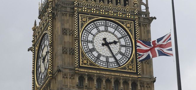 Bandera británica ondeando a media asta por el asesinato de la diputada Jo Cox.
