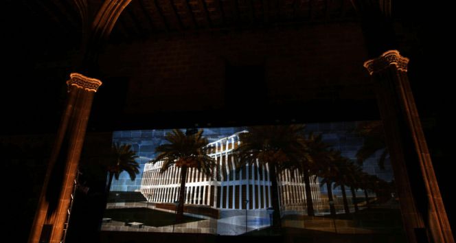 Proyección del futuro museo Hermitage Barcelona durante la presentación del proyecto hoy en la Llotja de Mar.