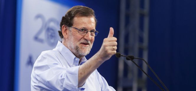 El candidato del Partido Popular a la presidencia del Gobierno de España en las próximas elecciones generales del 26J, Mariano Rajoy, durante el encuentro que mantuvo hoy con afiliados y simpatizantes en el Recinto Ferial de la capital tinerfeña.
