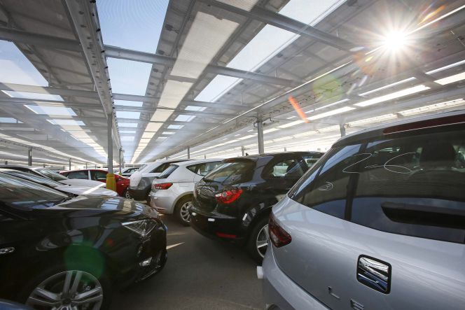 Vista de las placas solares instaladas en la zona de aparcamientos de los coches recién salidos de la fabrica de la empresa Seat, en sus instalaciones de Martorell (Barcelona).