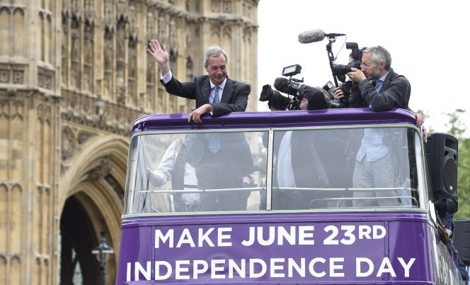 El líder del Partido de la Independencia del Reino Unido (UKIP), Nigel Farage (i), asiste a un nuevo acto de campaña a favor del Brexit en Londres (Reino Unido).