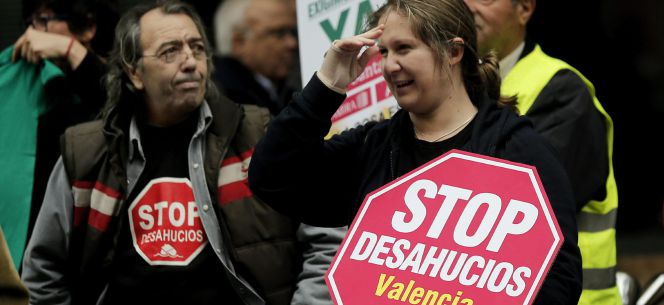 Miembros de la Plataforma de Afectados por la Hipoteca (PAH), durante una concentración en Valencia.