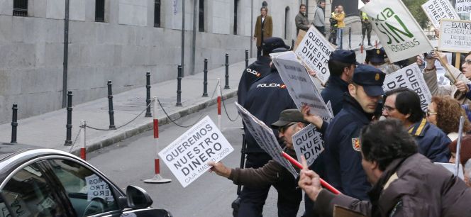 Un grupo de personas protestaba ante la Audiencia Nacional, durante una de las sesiones del caso Bankia. EFEArchivo