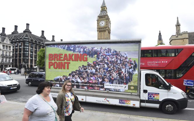 Peatones caminan junto a un cartel de la campaña del Partido de la Independencia del Reino Unido (UKIP) a favor del 'brexit' en Londres (Reino Unido).
