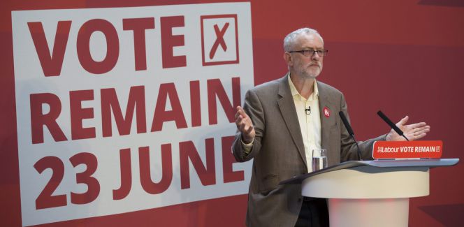 El líder laborista británico, Jeremy Corbyn, miembro del Parlamento, asiste al evento "Vota por la permanencia" en el Museo de Historia de Manchester, Reino Unido, hoy, 21 de junio de 2016. Los británicos votarán si desean permanecer o, por el contrario, dejar la Unión Europea en un referéndum que tendrá lugar el próximo 23 de junio.