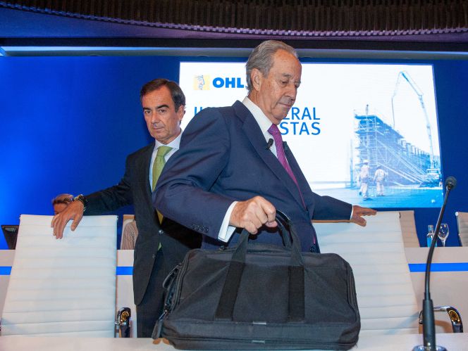 Juan Miguel Villar Mir, presidente de OHL, con su hijo Juan detrás, quien le sucederá al frente de la empresa la próxima semana.
