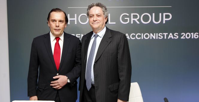 El consejero delegado de NH, Federico González Tejera, junto al copresidente José Antonio Castro, en la junta.