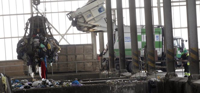 El pulpo hidráulico recoge la basura depositada por los camiones en Valdemingómez para su clasificación y posterior reciclaje.