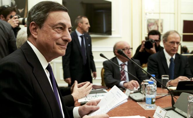 El presidente del Banco Central Europeo (BCE), Mario Draghi (i).
