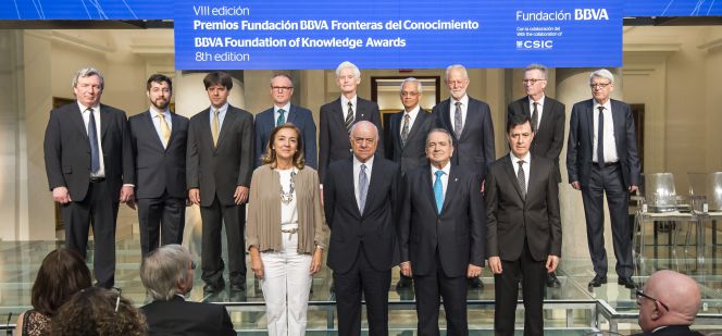 Foto de familia de los galardonado junto a Carmen Vela, Francisco González, Emilio Lora-Tamayo y Rafael Pardo.