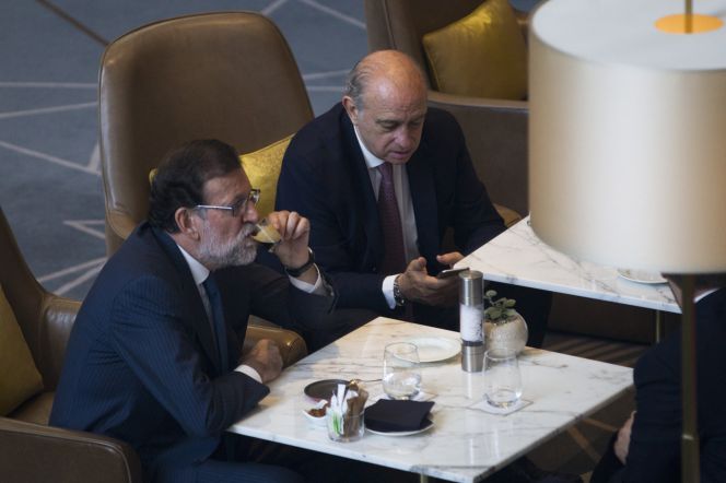 El presidente del Gobierno en funciones y líder del PP, Mariano Rajoy,iz., acompañado por el ministro del Interior en funciones, Jorge Fernandez Díaz