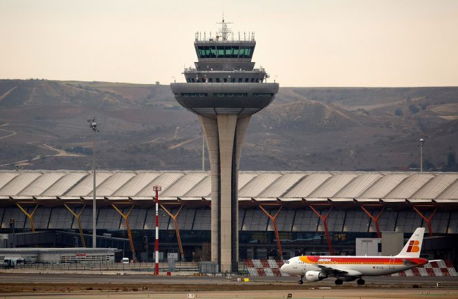 Torre de control del aeropuerto madrileño de Barajas.