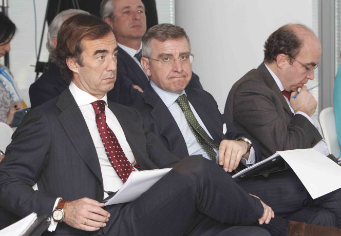Juan Villar Mir, nuevo presidente de OHL, junto a Tomás García Madrid, que será nombrado consejero delegado del grupo, y Juan Osuna, consejero delegado de OHL Concesiones.