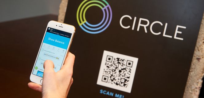 Una persona utilizando la aplicación móvil de pago social.