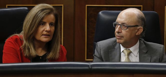 Los ministros en funciones de Empleo, Fátima Báñez, y de Hacienda y Administraciones Públicas, Cristóbal Montoro.