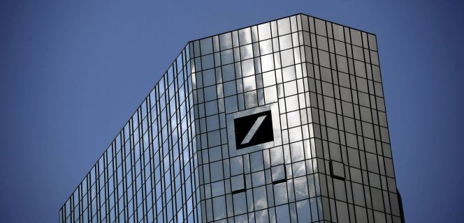 Vista del logotipo de Deutsche Bank en su sede de Fráncfort, Alemania.