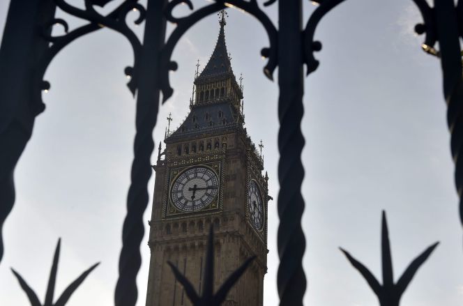 Amanecer ante el Big Ben en las Casas del Parlamento en Londres (Reino Unido)