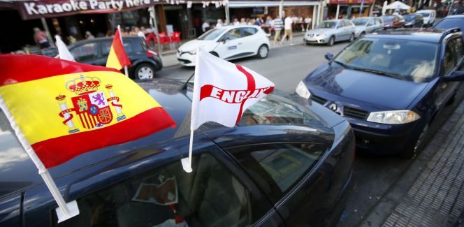 Un vehículo con banderas de España e Inglaterra en una de las zonas de ocio británicas de Benidorm.