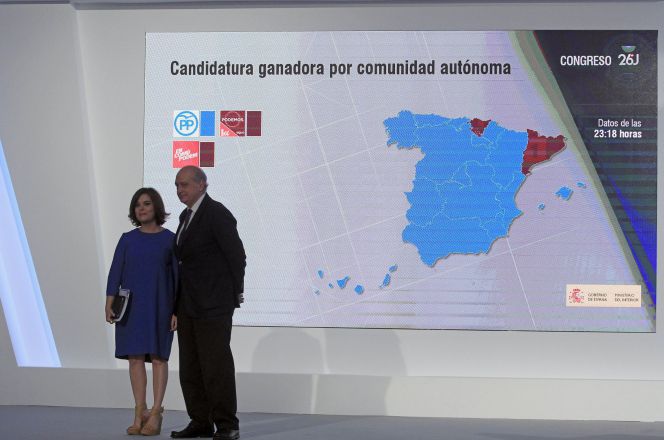 La vicepresidenta del Gobierno en funciones, Soraya Sáenz de Santamaría (i), y el ministro del Interior en funciones, Jorge Fernández Díaz