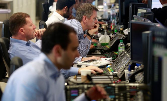 Traders de una firma de inversiones en Londres, esta noche.