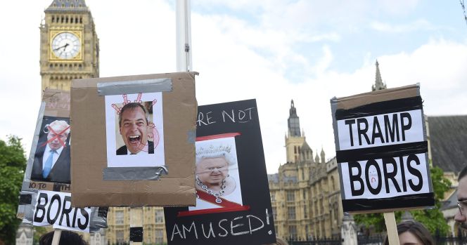 Varios manifestantes que apoyan la permanencia del Reino Unido en la Unión Europea se reúnen delante del Parlamento británico.