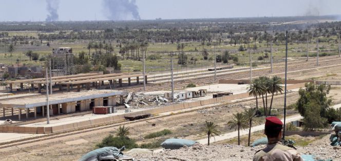 Fotografía de archivo fechada el pasado 11 de junio de 2016 que muestra una operación del ejército en las inmediaciones de la ciudad de Faluya, Irak.