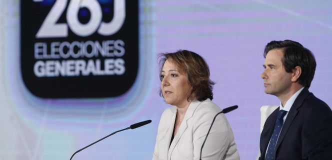 La secretaria de Estado de Comunicación, Carmen Martín Castro, y el subsecretario de Interior, Luis Aguilera Ruiz