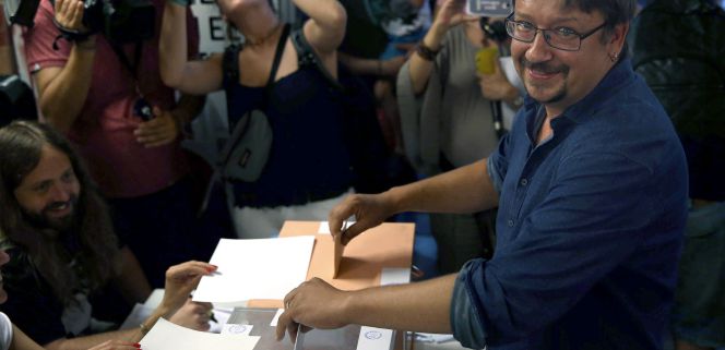 El candidato por Barcelona de En Comú Podem, Xavier Domènech, vota en la Escuela Industrial de Barcelona para las elecciones generales que hoy se celebran en nuestro país.