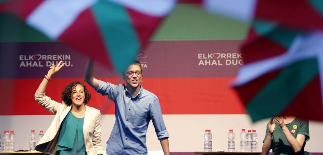 El jefe de campaña de Podemos, Íñigo Errejón y la cabeza de lista por Gipuzkoa, Nagua Alba, durante un mitin electoral de Unidos Podemos celebrado en Bilbao.