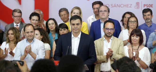 El secretario general del PSOE, Pedro Sánchez, y otros dirigentes del partido y candidatos, durante su comparecencia ante los medios de comunicación para analizar los resultados de las elecciones.