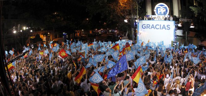 El presidente del Gobierno en funciones y líder del PP, Mariano Rajoy, y dirigentes del partido comparecencen ante los simpatizantes en el exterior de la sede del partido.