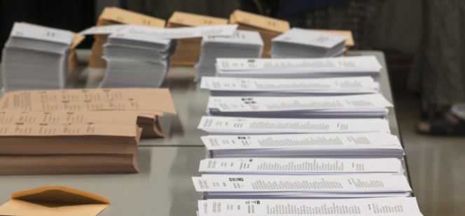 Papeletas con las distintas opciones políticas en un colegio electoral de Barcelona.