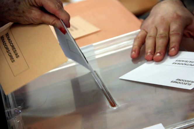 Una mujer vota en las elecciones
