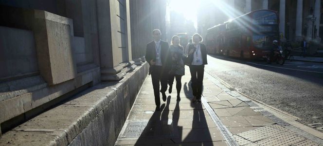 gente caminando por la City de Londres.