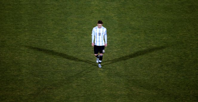 Messi, abandona el campo, con la camiseta de la selección argentina.