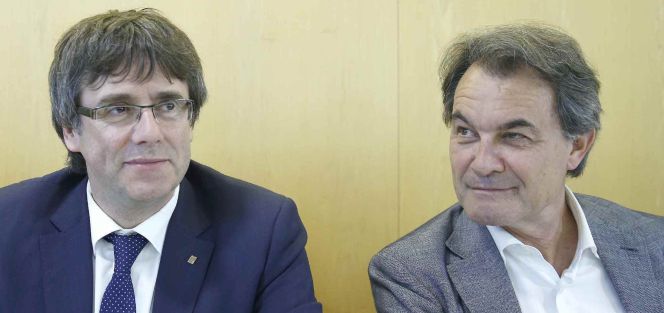 El presidente de CDC, Artur Mas (d), junto al president de la Generalitat, Carles Puigemont (i) durante la reunión que mantuvo el comité ejeutivo de la formación para valorar los resultados de las elecciones generales.