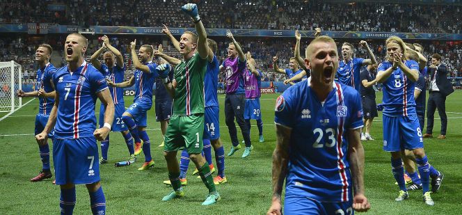 Jugadores de la selección islandesa celebrando el triunfo ante Inglaterra con sus aficionados.