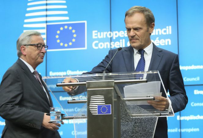El presidente del Consejo Europeo, Donald Tusk, y el presidente de la Comisión Europea, Jean-Claude Juncker, en la rueda de prensa al término del primer día del Consejo Europeo en Bruselas.