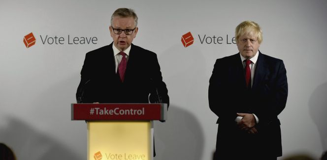 Michael Gove (c), junto al exalcalde de Londres, Boris Johnson (d), en un encuentro con los medios el día después de la victoria de brexit.